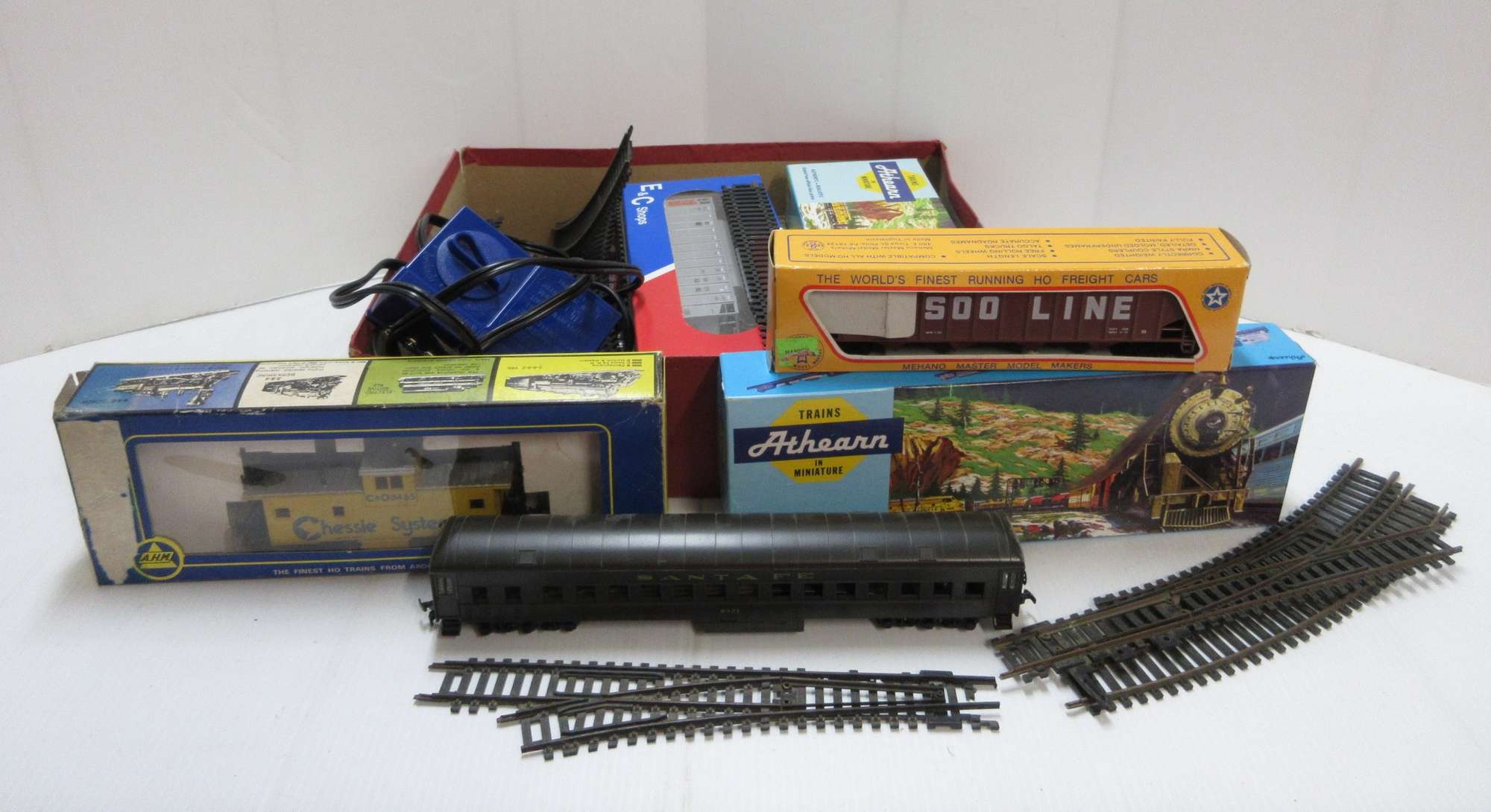 Albrecht Auctions HO Train Power Supply, Tracks, and Cars