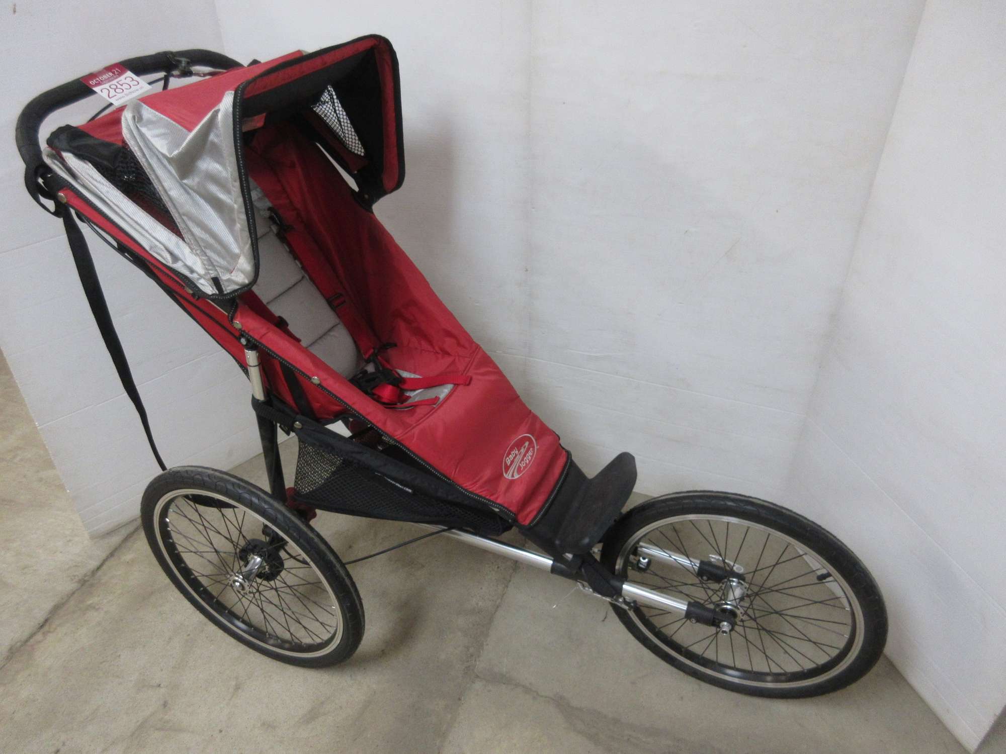 fixed front wheel jogging stroller