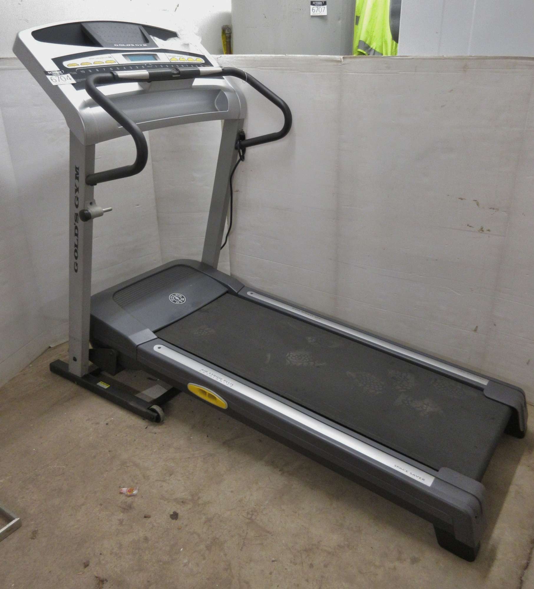 Albrecht Auctions Gold's Gym Trainer 480 Treadmill with Airglide