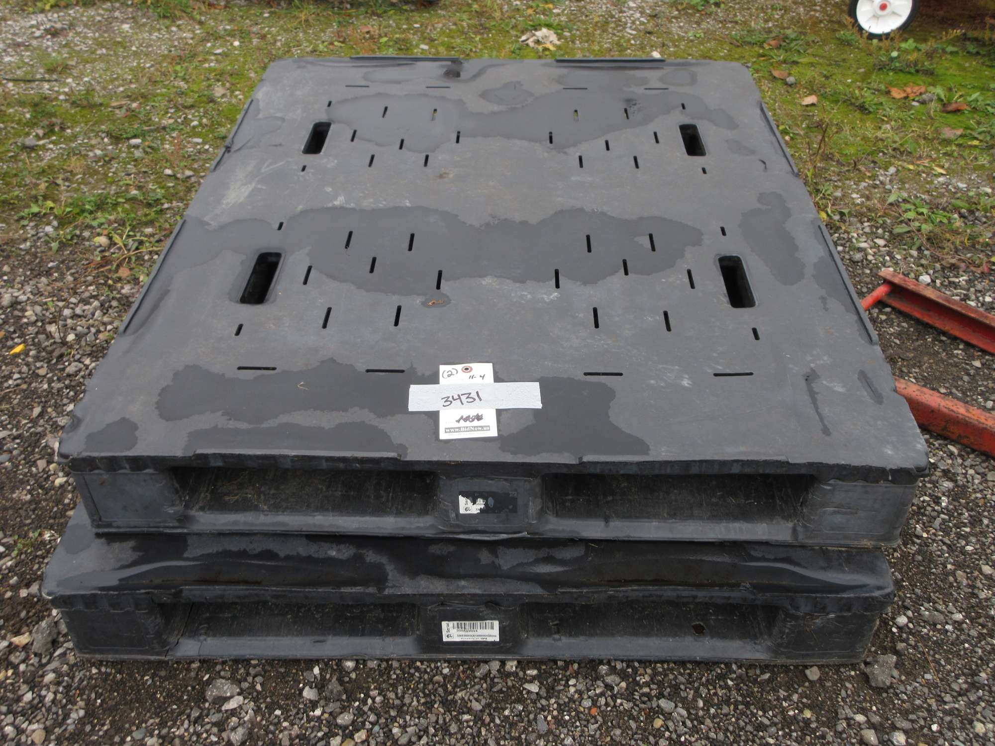 Albrecht Auctions | (2) Heavy Duty Plastic Pallets, Never Rot
