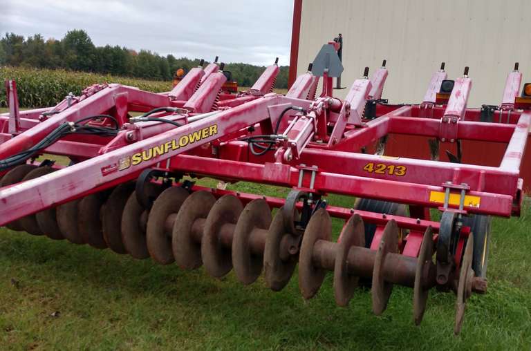 2012 Sunflower 4213 11-Shank Chisel Plow, Only a Few Years Old, Tires are Like New, Very Good Condition