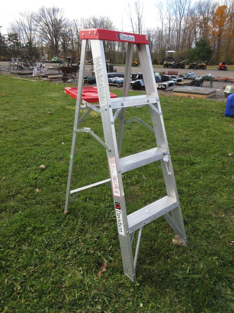 Davidson 4' Ladder, 200 lb. Capacity