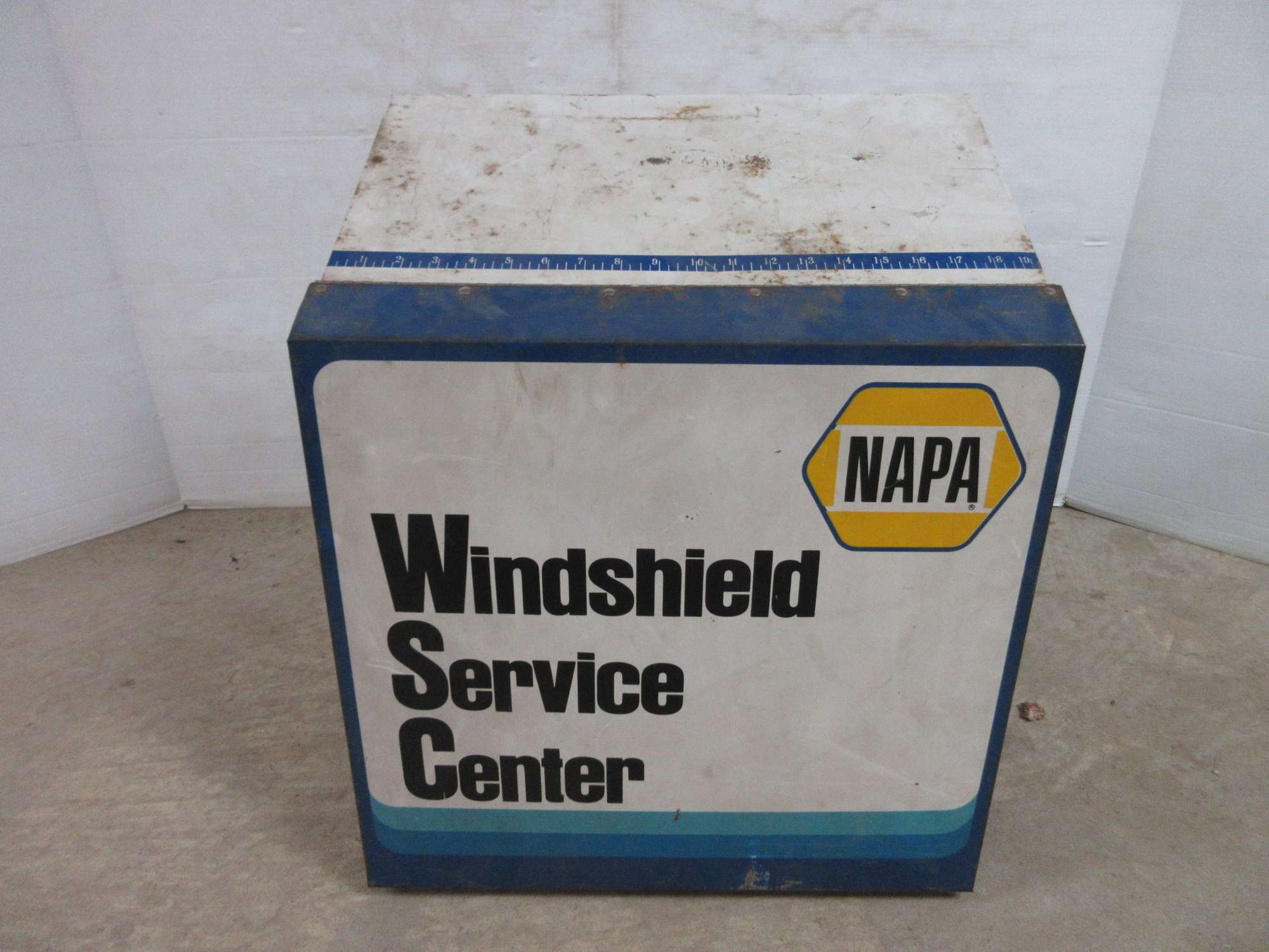 Albrecht Auctions Older NAPA Windshield Wiper Display