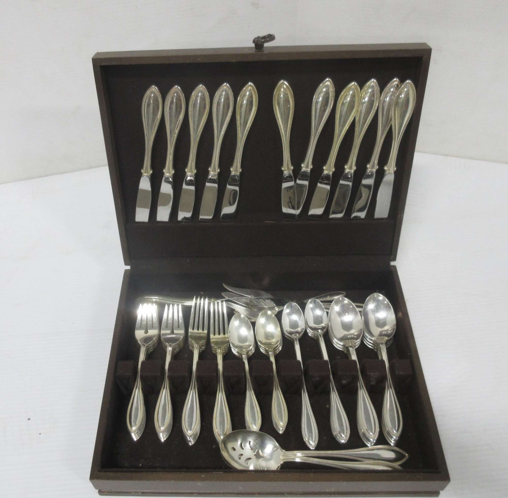Albrecht Auctions 77Piece Older Oneida Silverware Set in Wooden Box