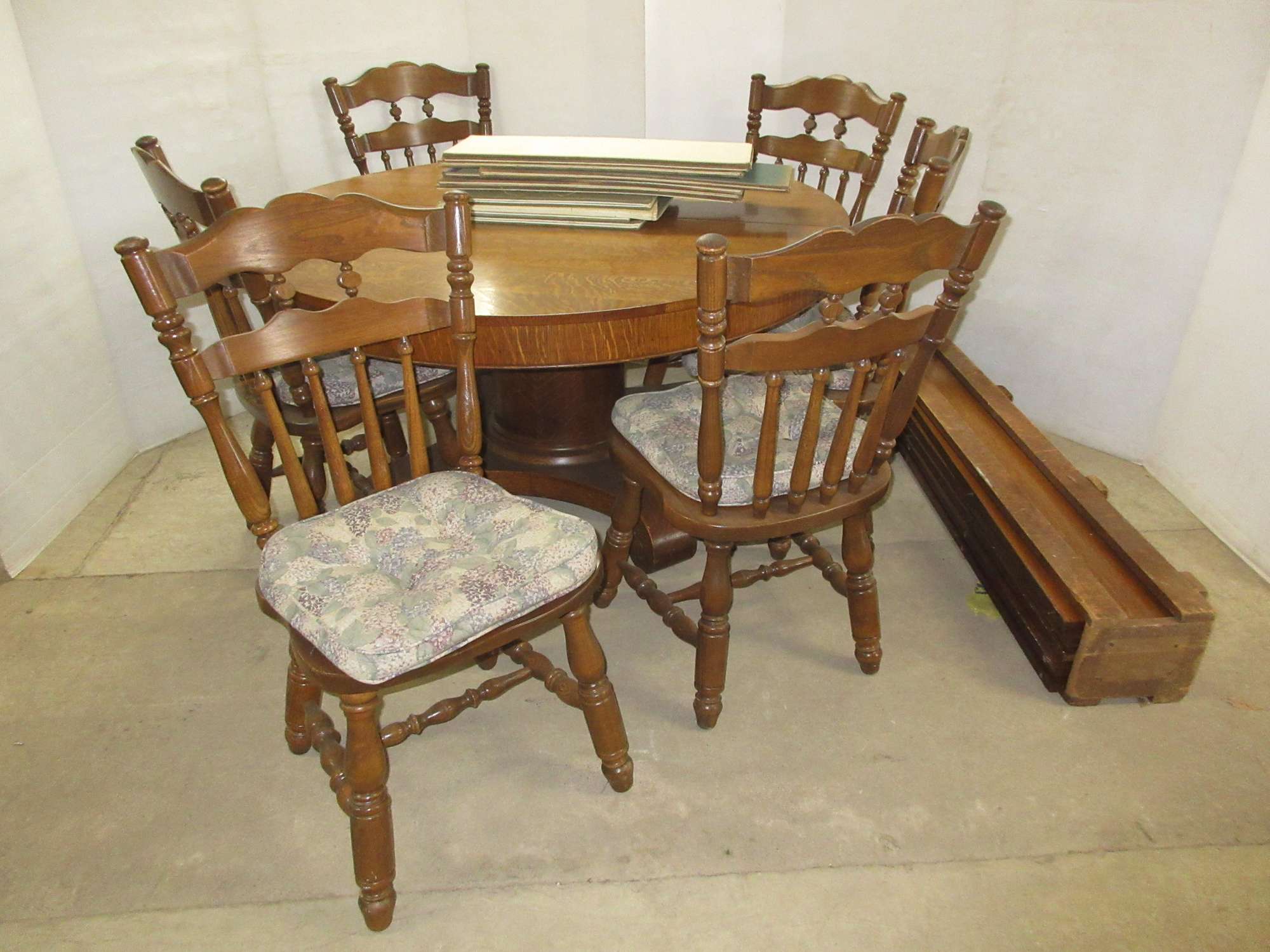 Albrecht Auctions | Antique Round Oak Wood Pedestal Table ...