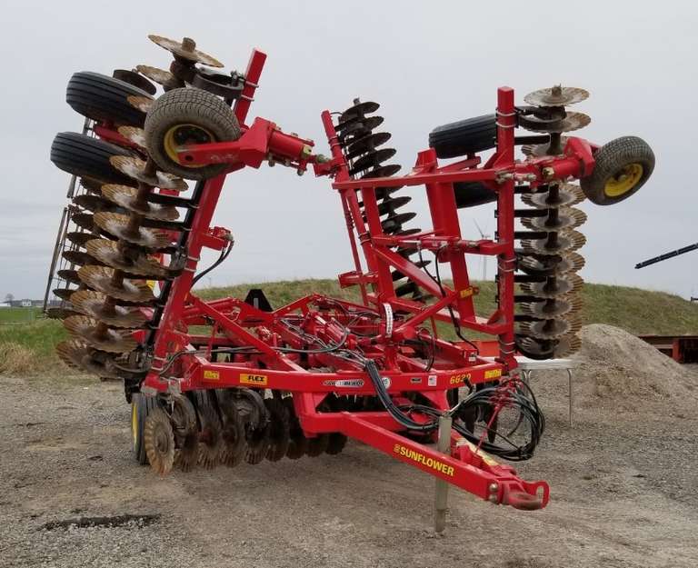 2014 Sunflower 6630 Vertical Tillage Tool, 27' Saber Blade, C-Flex Bearings, Hydraulic Leveling, Front Gauge Wheels, Tandems on Main Frame and Wings, Approx. 2000 Acres, Housed, Great Paint and Great Condition