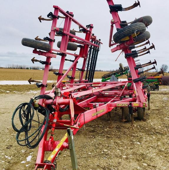 2011 Sunflower 5035-30 Field Cultivator, 4-Row Spike Drag, Spring Shanks, Knock-On Teeth (Newer Set On It, Plus Almost Another Set of Teeth to Go with it), One Owner, Excellent Condition