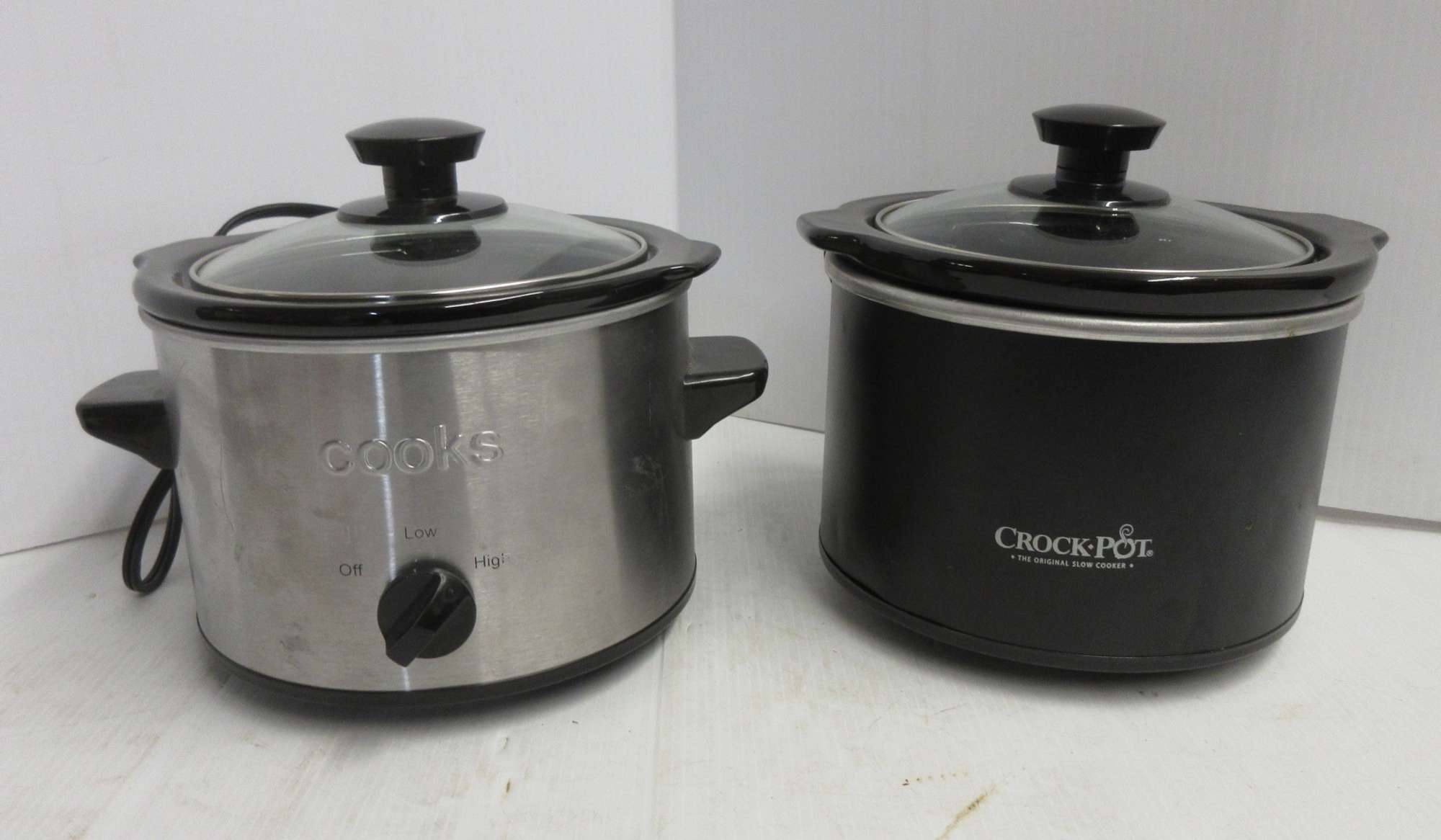 Albrecht Auctions | (2) 1 1/2-Quart Slow Cookers/Crock ...