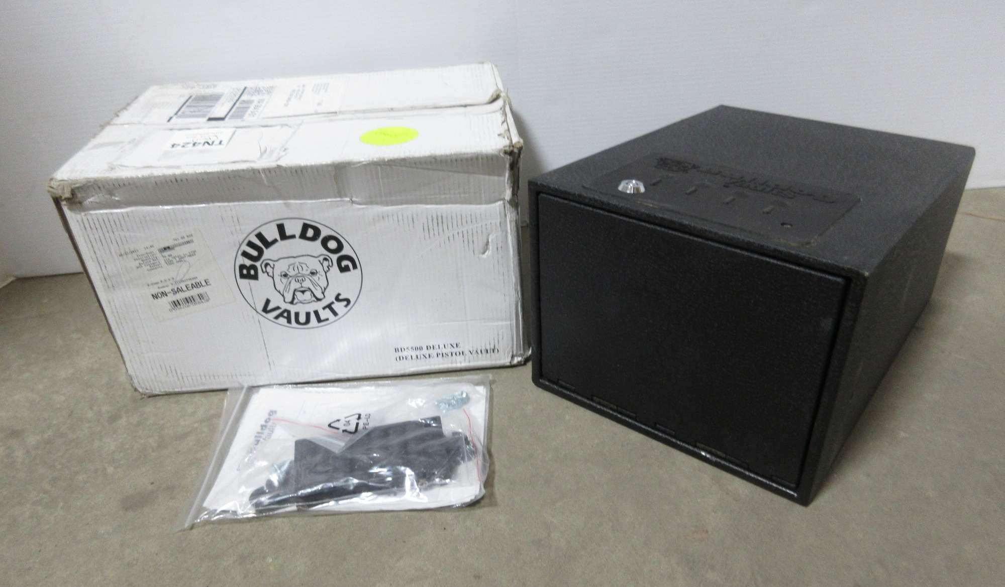 Albrecht Auctions | Bulldog Vault Deluxe Pistol Vault