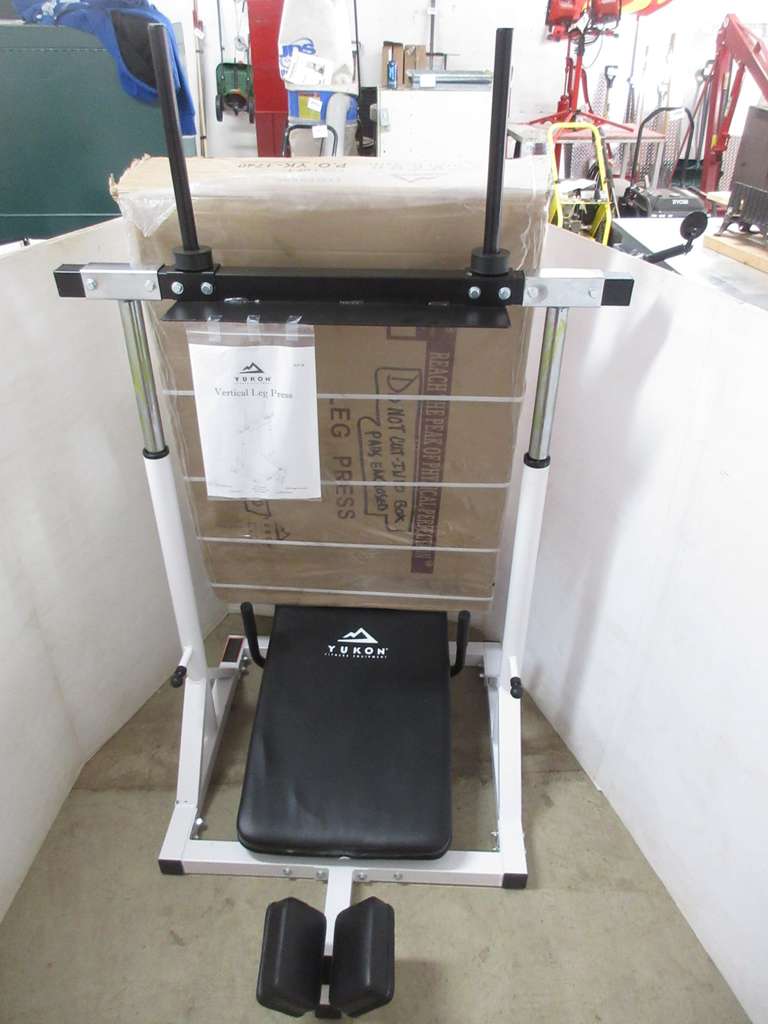 Yukon Fitness Lat Pulldown Exercise Machine Black