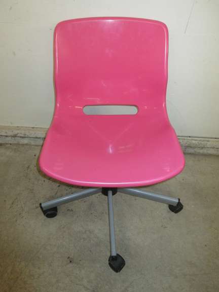 Plastic Formed Kids Desk Chair on Five-Point Star Shaped Rolling Casters, Pink in Color