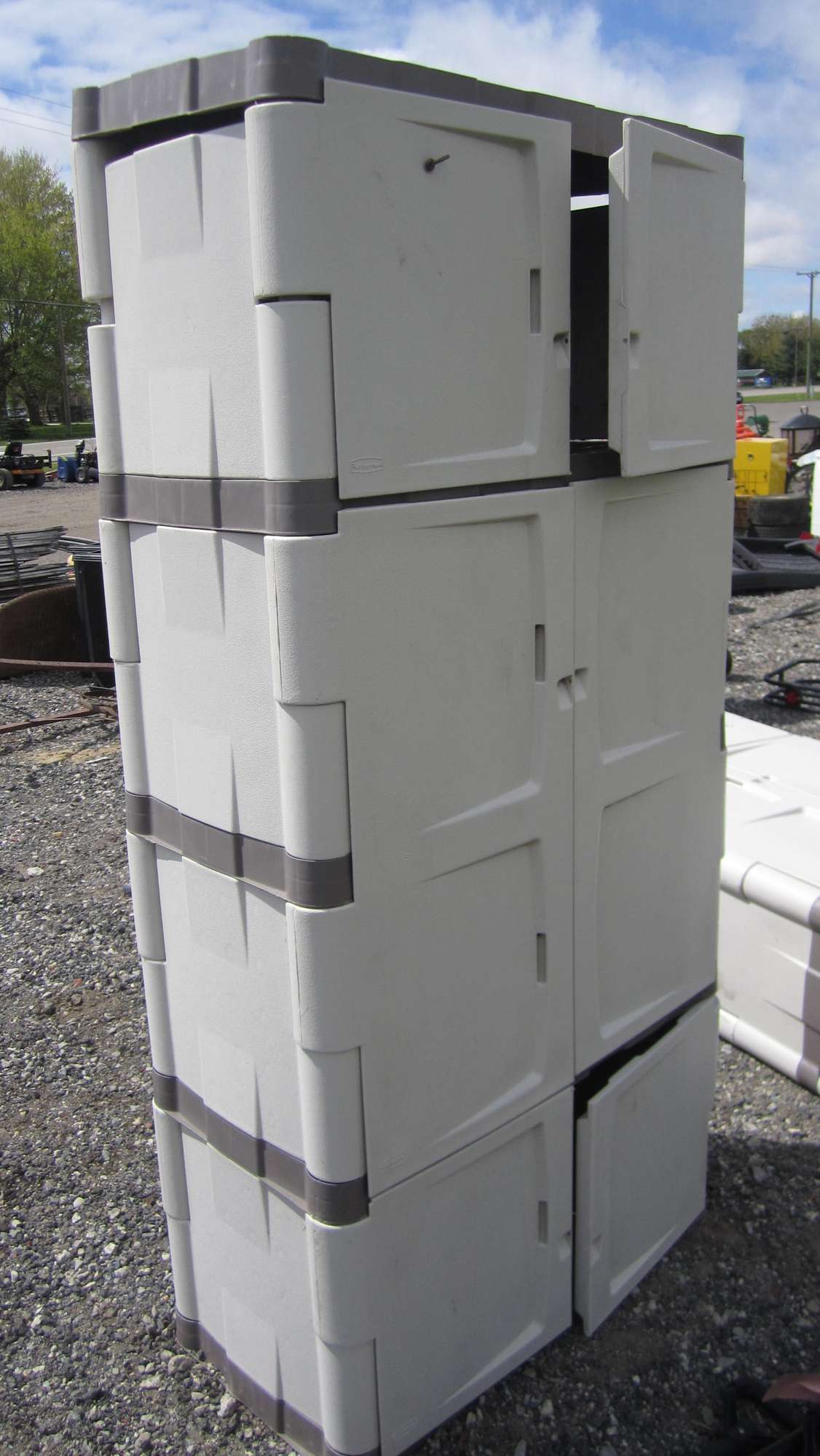 Albrecht Auctions | Rubbermaid Storage Container