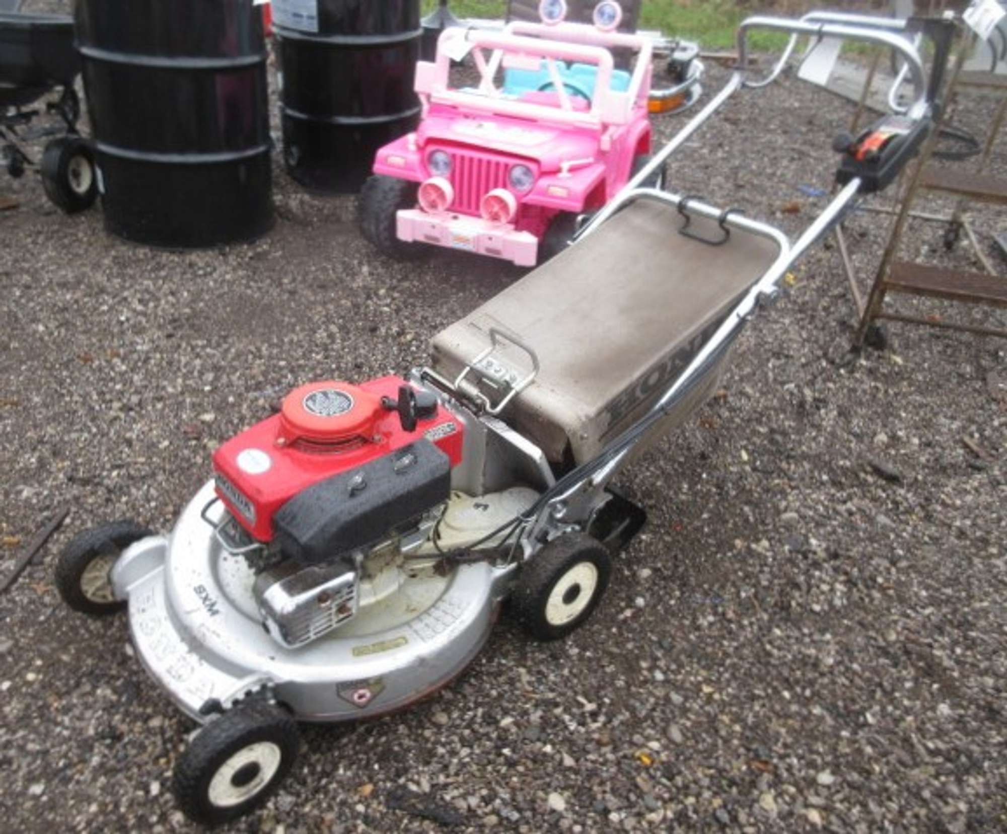 Albrecht Auctions Honda HR21 Lawn Mower with a 21" Cut