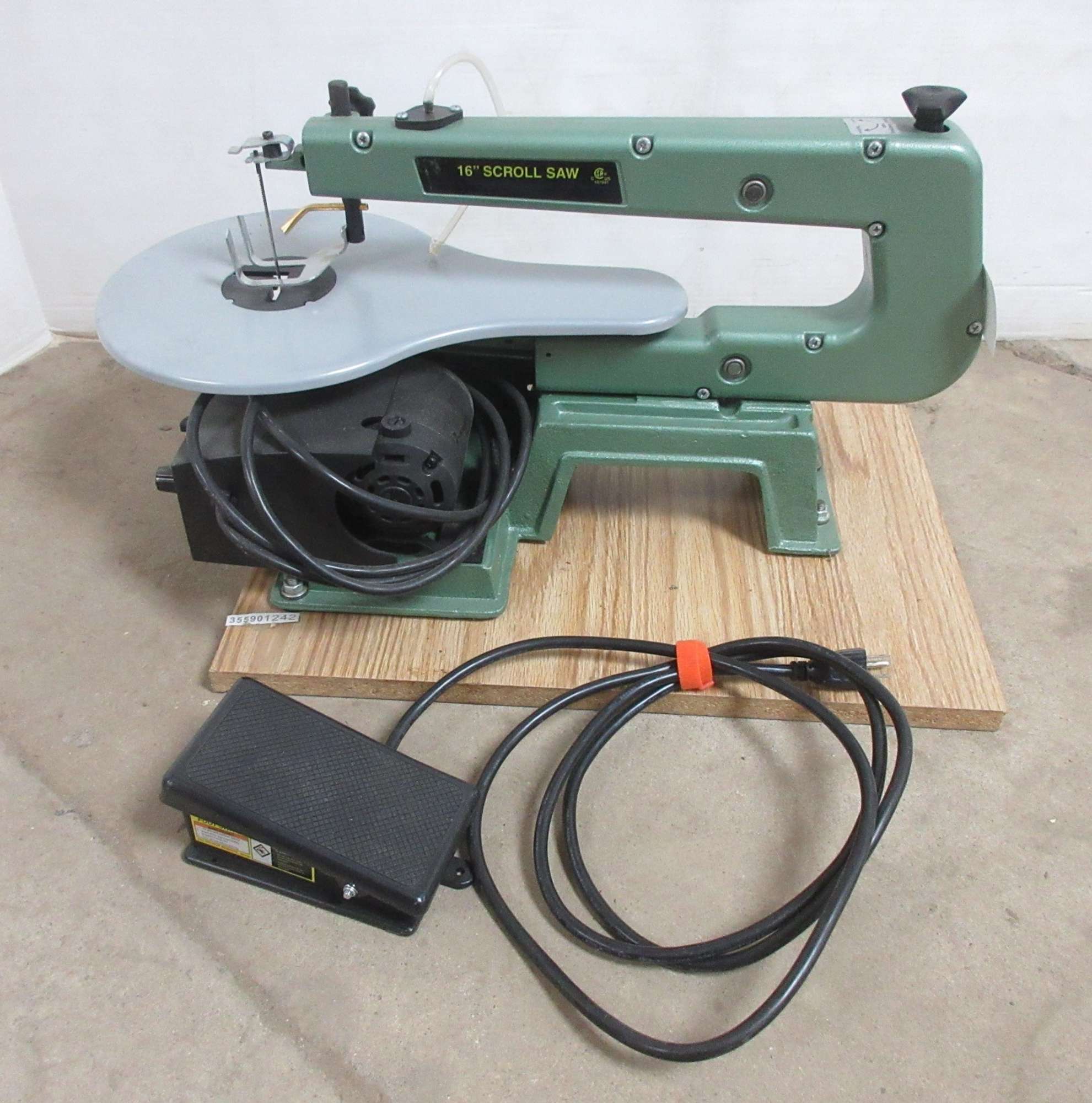 Albrecht Auctions | Central Machinery 16" Scroll Saw with Table