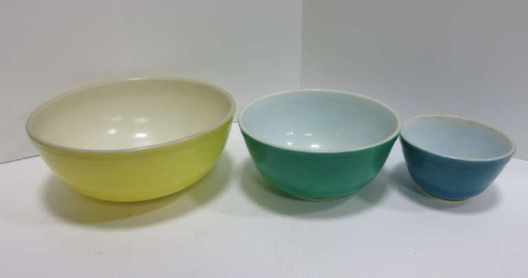 (3) Pyrex Bowls: Yellow, Green, and Blue