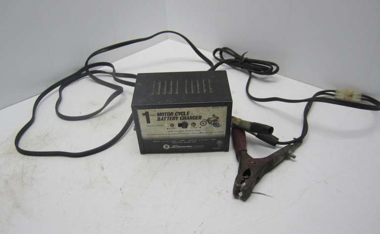 Albrecht Auctions | Schumacher 6V/12V 1 AMP Motorcycle Battery Charger