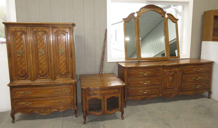 Albrecht Auctions Five Piece Thomasville Bedroom Set Includes Headboard Frame Queen Size Mattress Long Dresser With Trifold Mirror Tall Dresser And 2 Nightstands