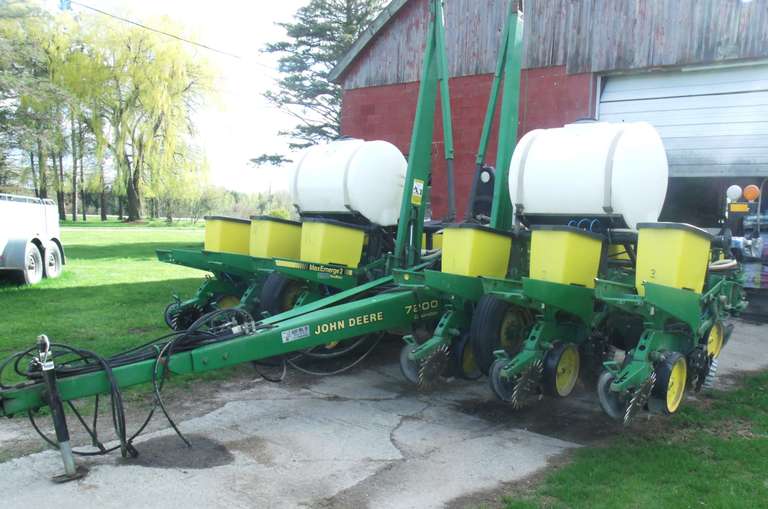 John Deere 7200 12-30" Row Planter, MaxEmerge 2, Monitor, Bean Plates, Sorghum Plates, Corn Plates, No-Till Coulters, Row Cleaner