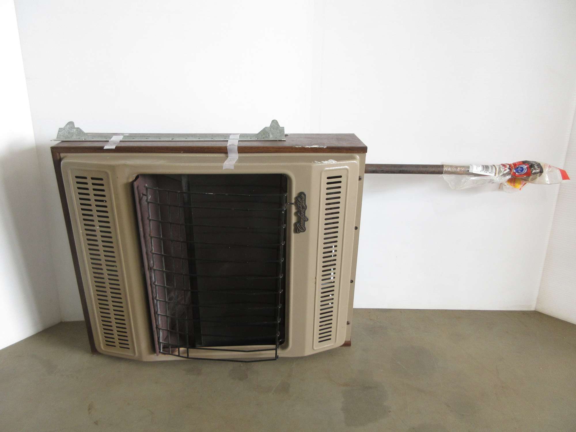 Albrecht Auctions ComfortGlow Natural Gas Wall Mount Radiant Heater