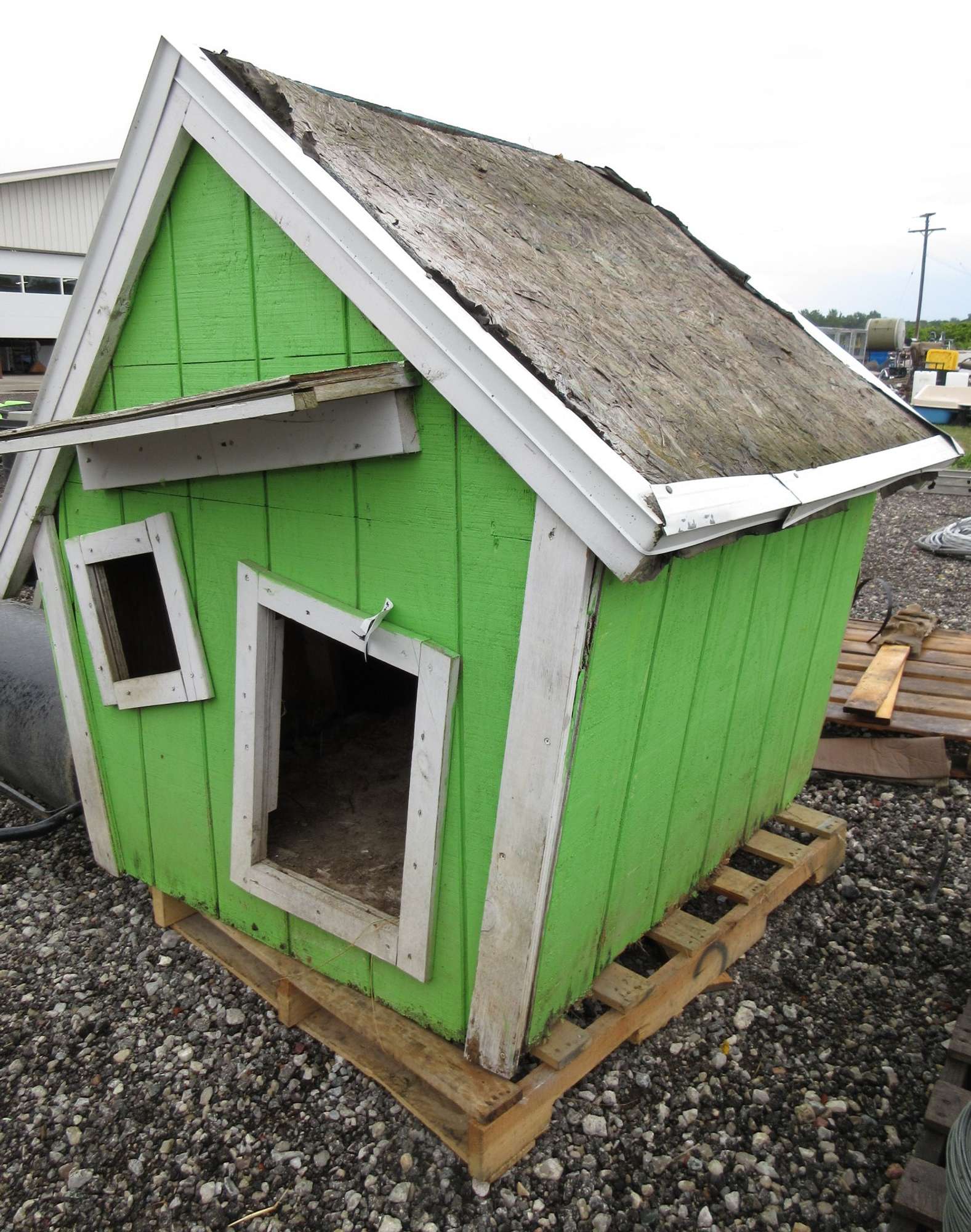 Albrecht Auctions Green Chicken Coop