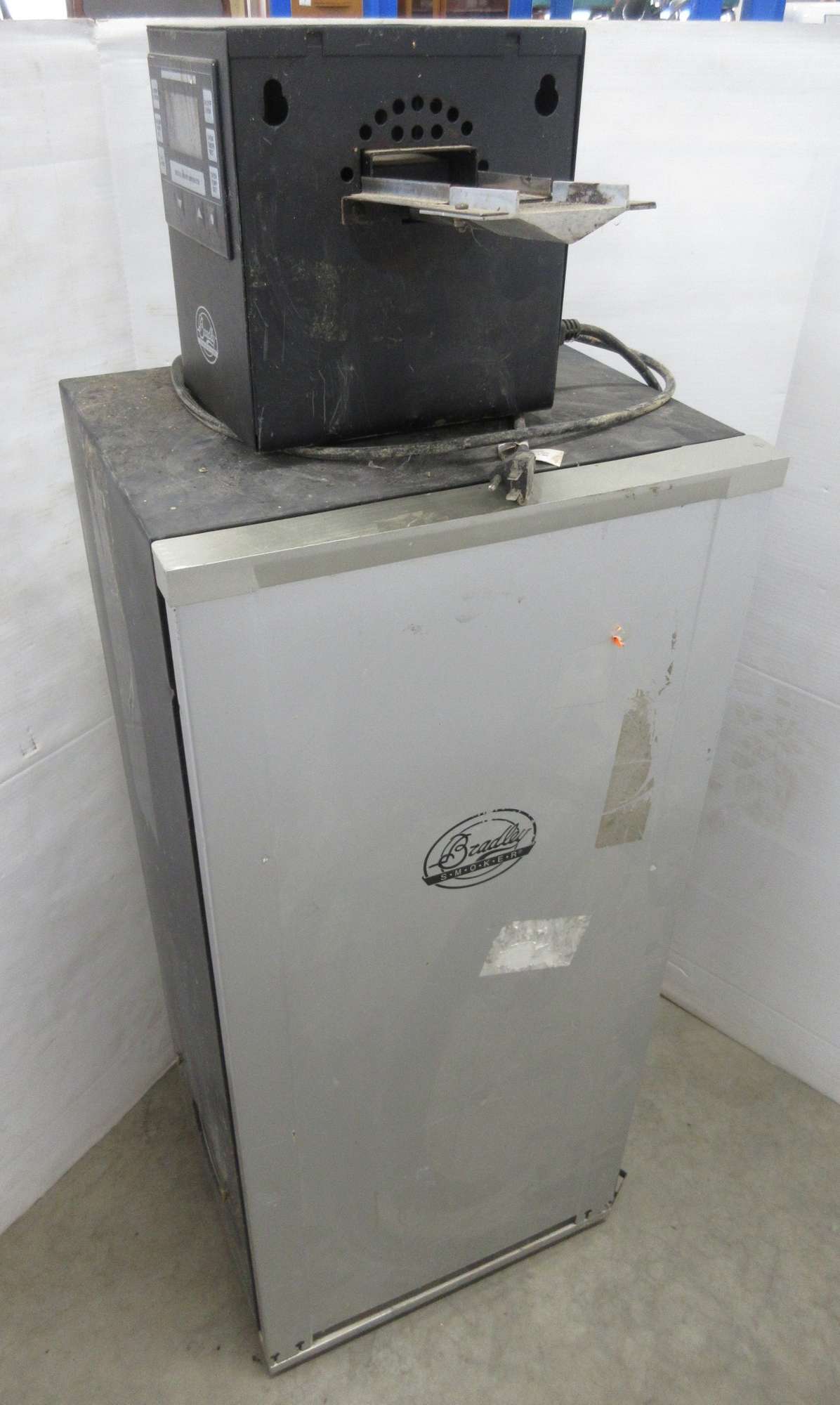 Albrecht Auctions SixShelf Bradley Electric Smoker