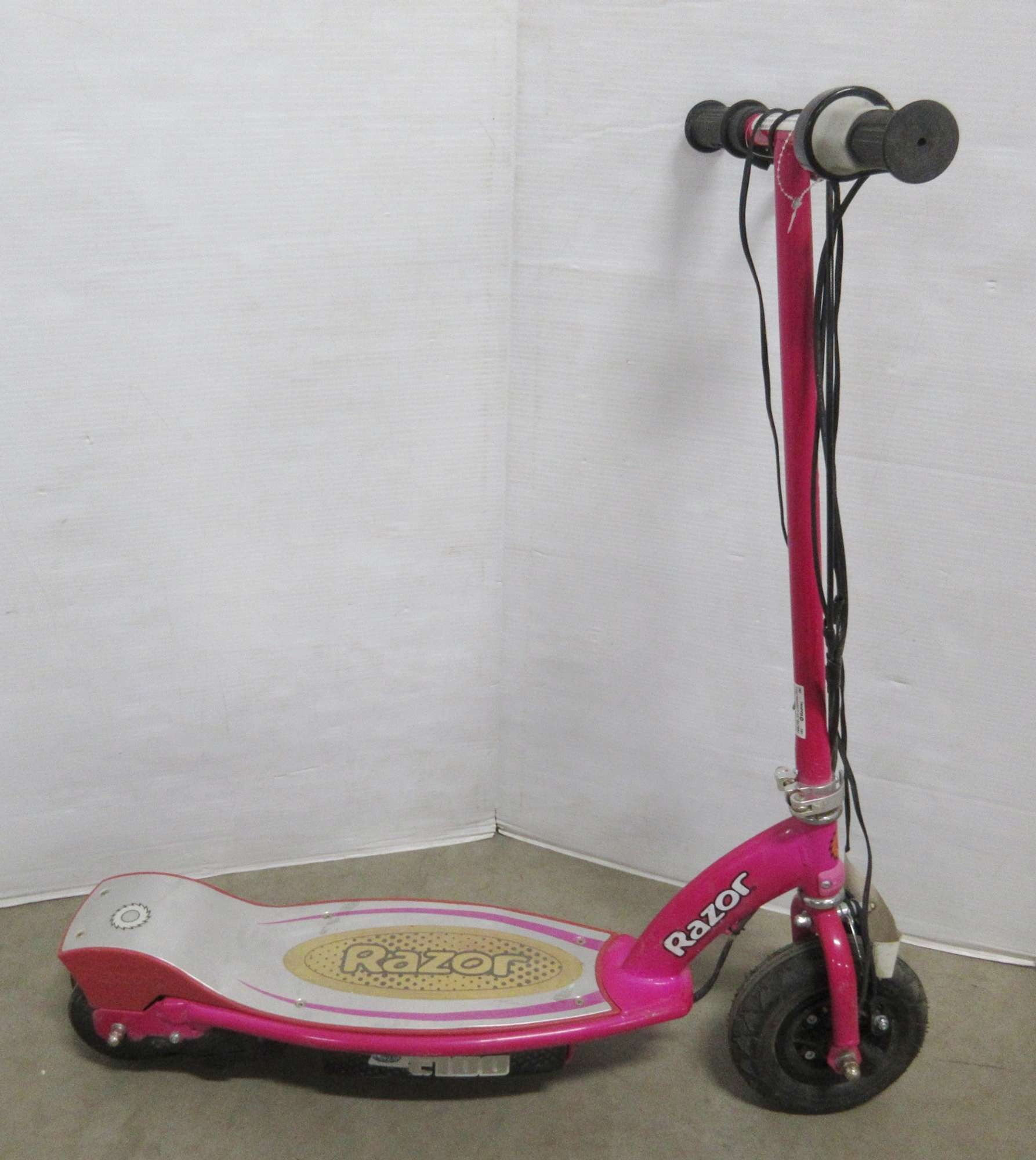 Albrecht Auctions | Rechargeable Razor Scooter with Battery and Charger
