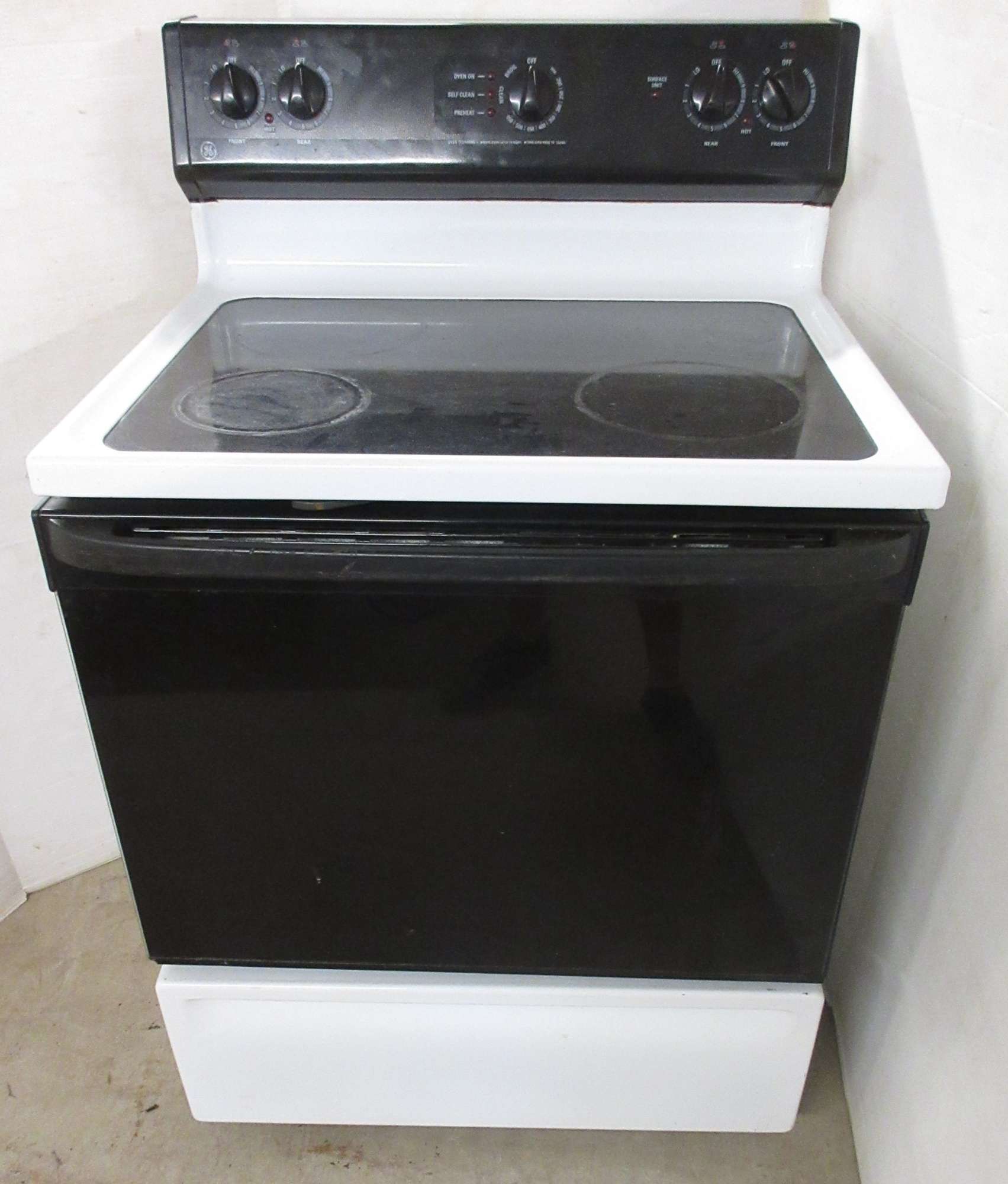 Albrecht Auctions GE Self Cleaning Electric Stove, Broiler in Main