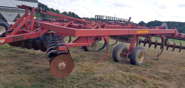 Sunflower 5520 14-Disc Ripper, New Discs on Front and Back, 24" Blades, Front and Rear Disc Sections Raise Independently from Raising and Lowering Whole Unit, Great for Breaking up the Hard Pan, Goes Deep, 7-Shanks with Spring Reset, Works Great, Great Condition