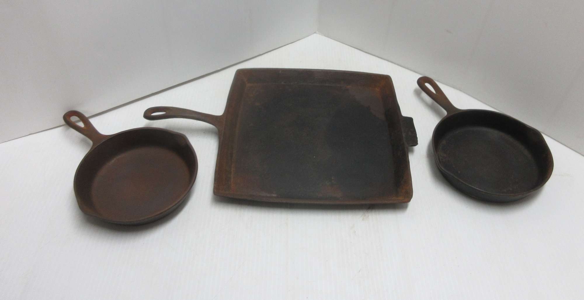 Albrecht Auctions (3) Older Cast Iron Cookware Pieces, Include