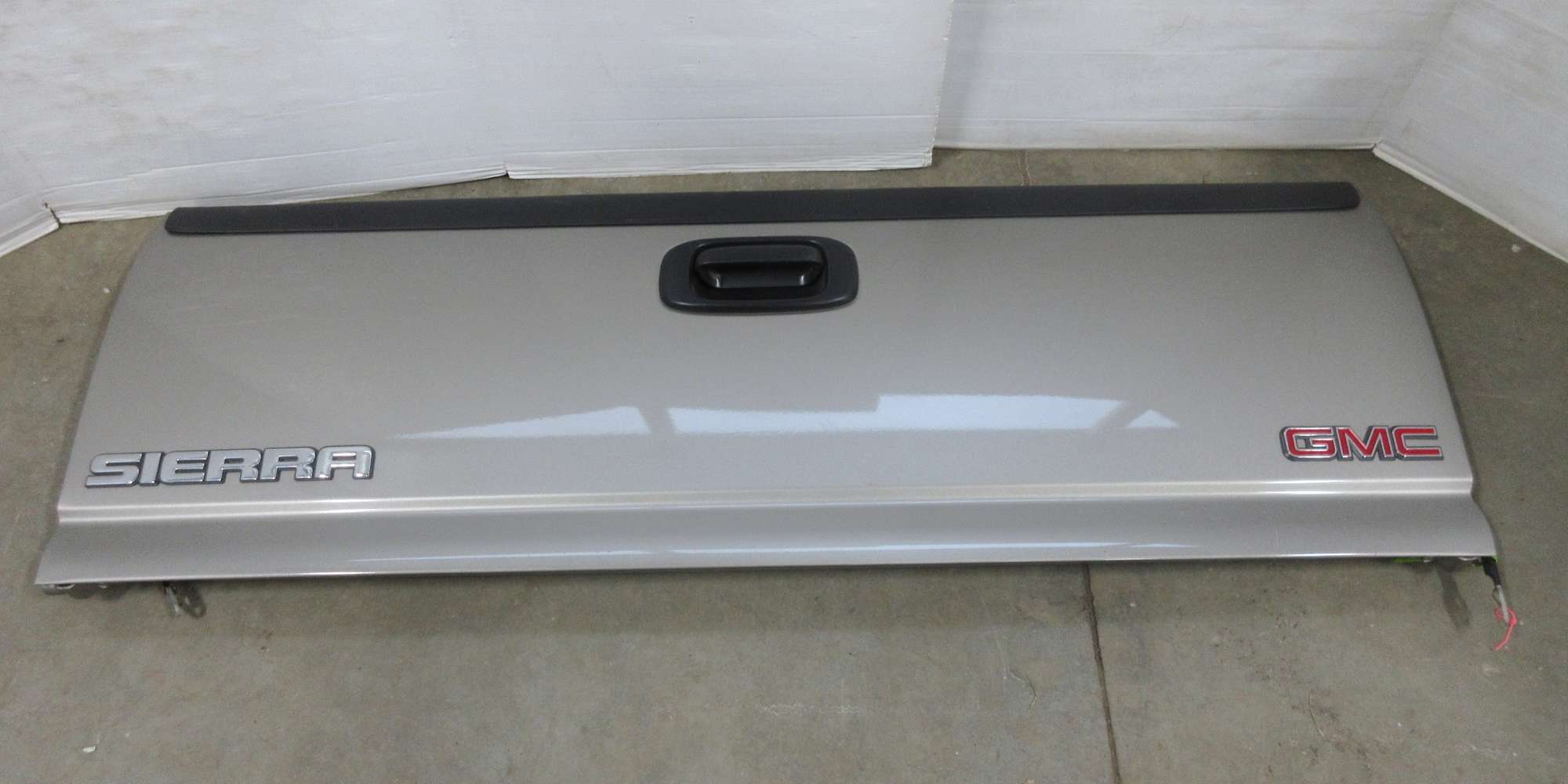 Albrecht Auctions 19992006 GMC Sierra Pewter Tailgate