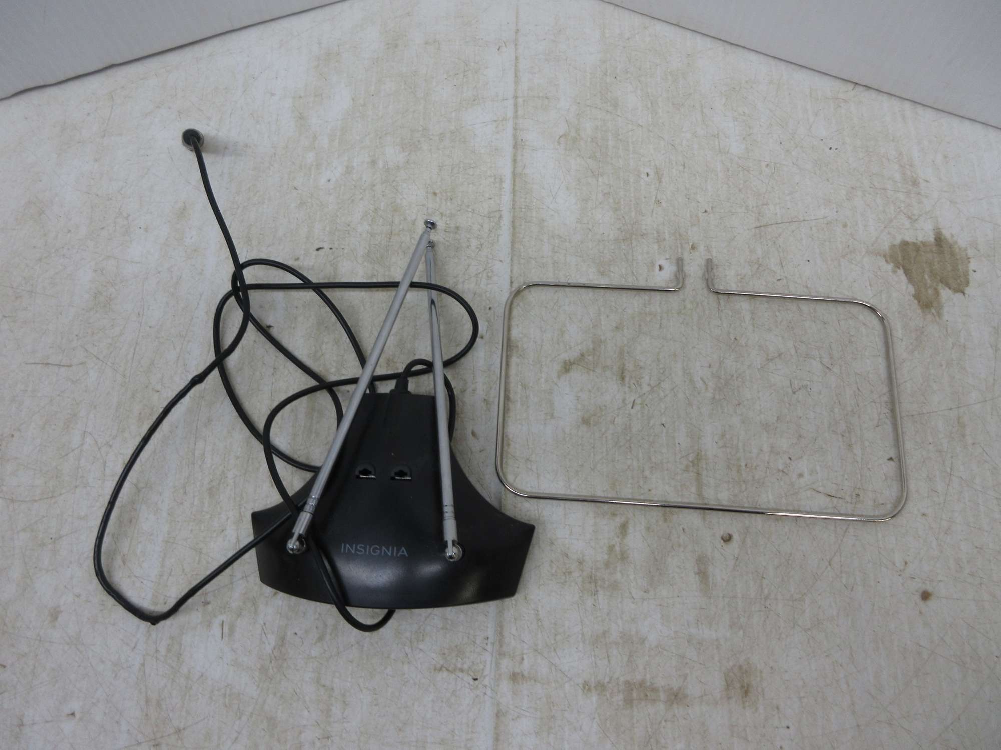 Albrecht Auctions Insignia Antenna, Gets All the Local Channels