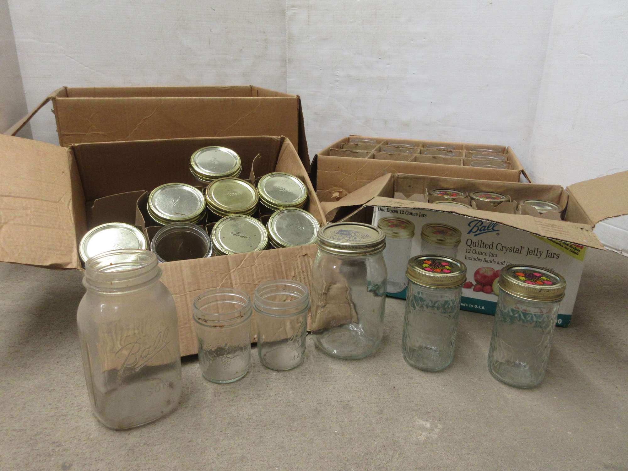 Albrecht Auctions (4) Boxes of Canning Jars