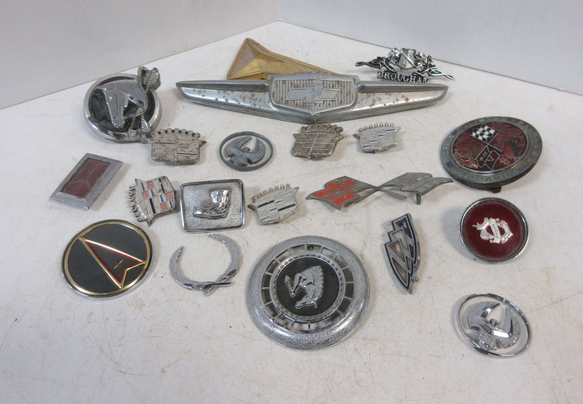 Albrecht Auctions (20) Older Auto Emblems from the 1950s to the 1980s