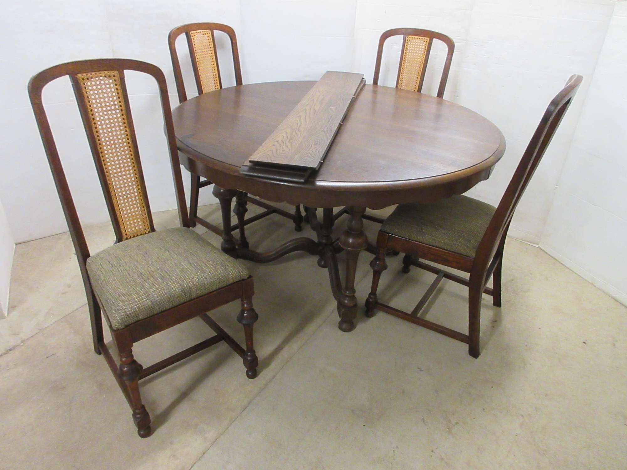 Albrecht Auctions | Antique Oak Dining Room Table with (4) Chairs and (2) Leaves