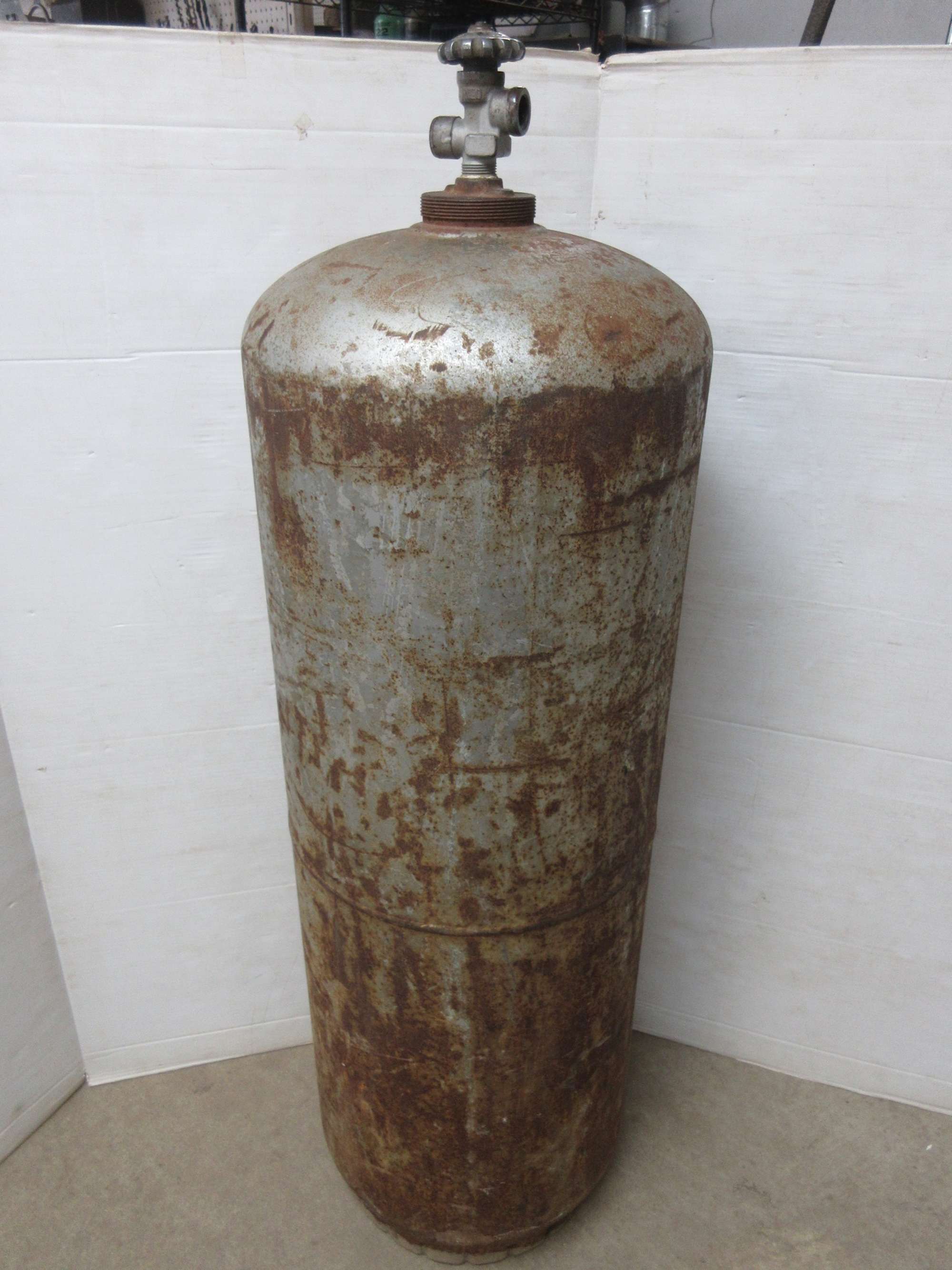 Albrecht Auctions 100 Lb Propane Tank Possibly Old Style Valve Free