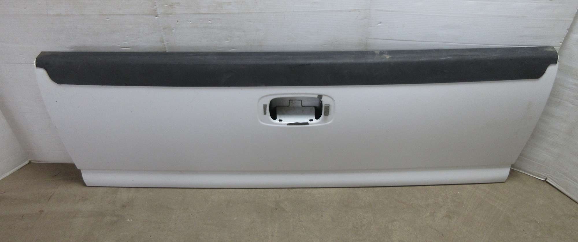 Albrecht Auctions 20002007 Chevy Silverado Replacement Tailgate, May