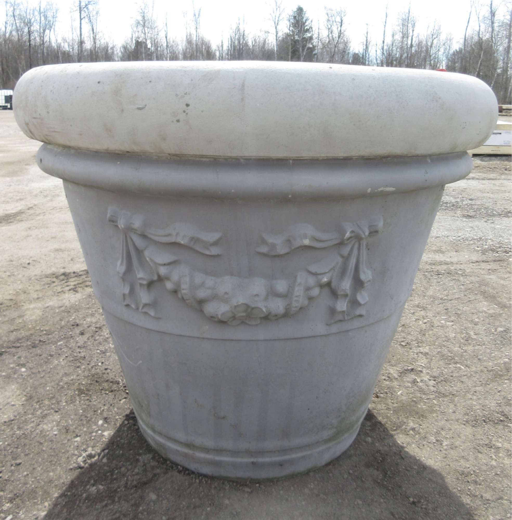 Albrecht Auctions Large Round Fiberglass Planter
