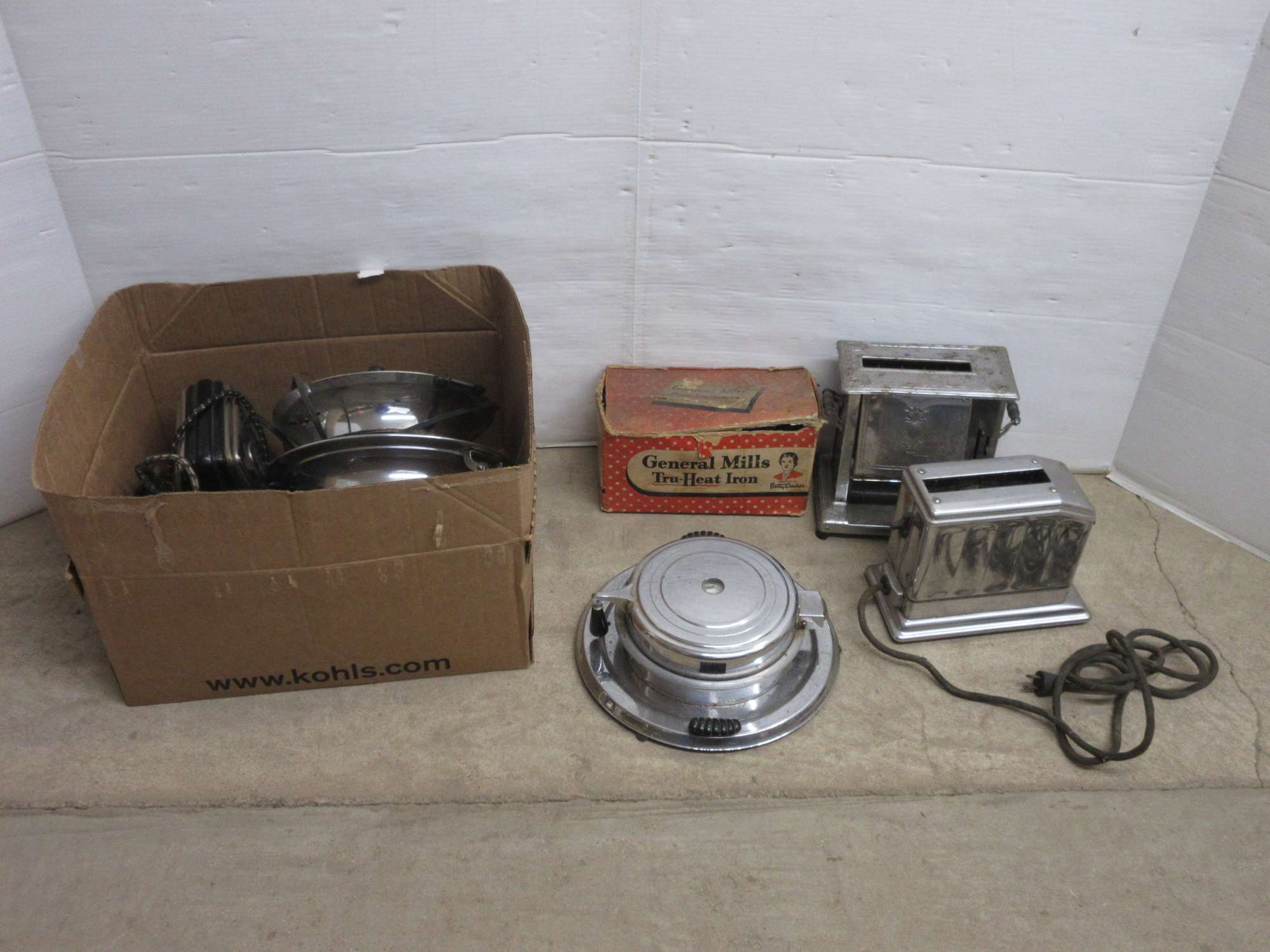 Albrecht Auctions (8) Antique Toasters, Waffle Irons, Iron, and Cords