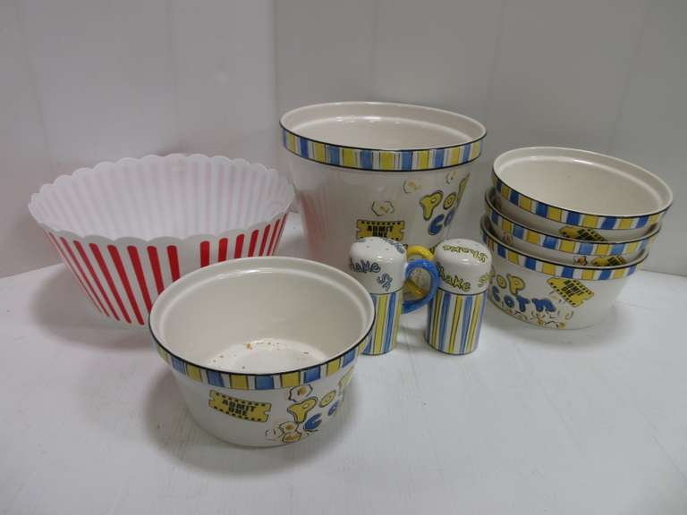 Seven-Piece Glass Popcorn Bowl Set with an Extra Plastic Bowl