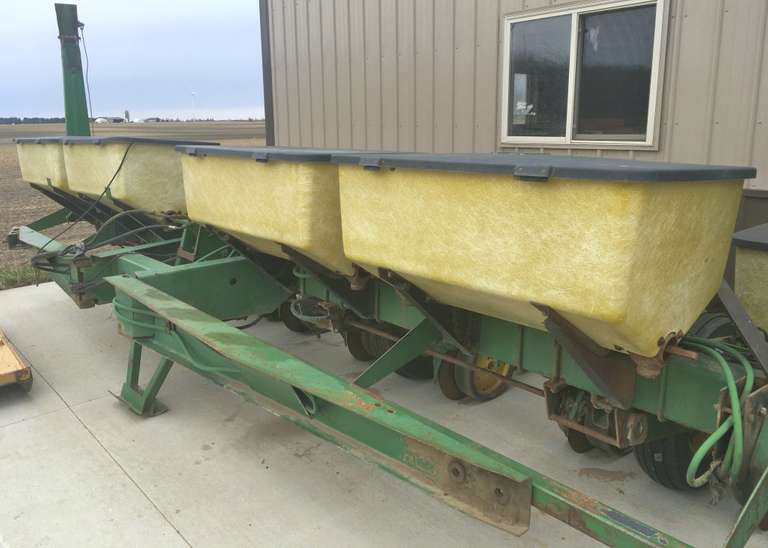 albrecht-auctions-john-deere-7000-planter-8-30-row-dry-fertilizer