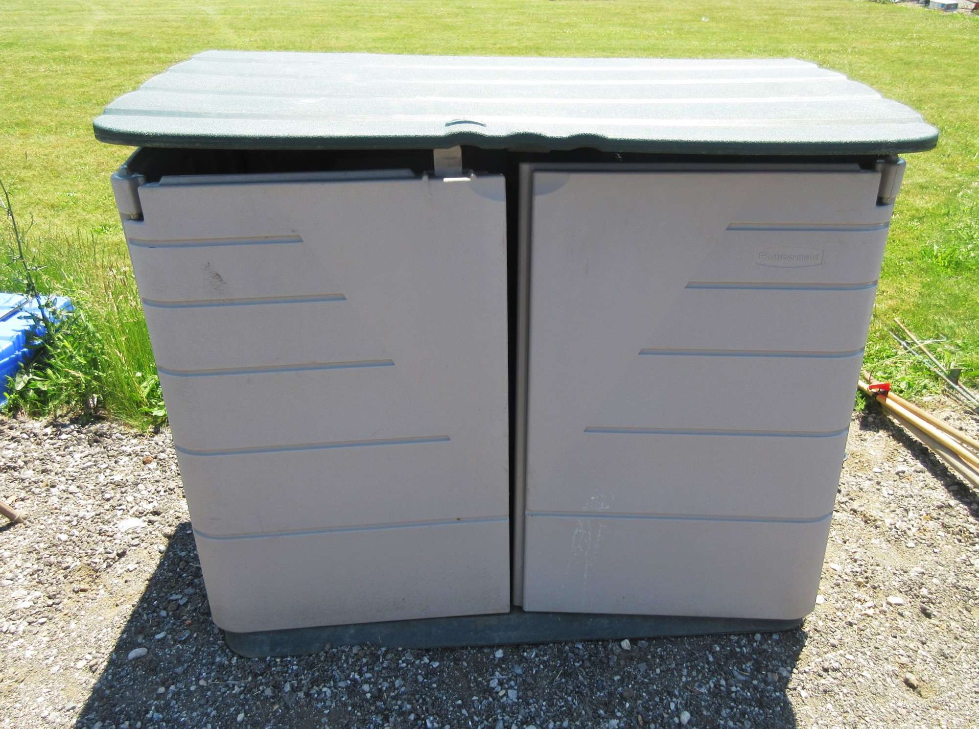 Albrecht Auctions | Rubbermaid Outdoor Storage Bin