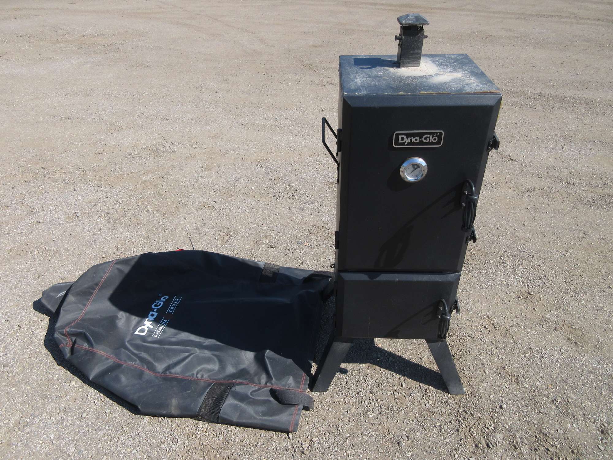 Albrecht Auctions | Dyna-Glo Smoker
