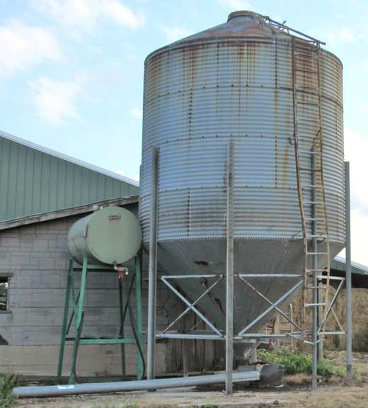 Grain Bin, 1000-Bushels, 11' 6" Wide, Light Rust, Small Hole on Bolted on Cover (Picture Included), Will Load for Buyer