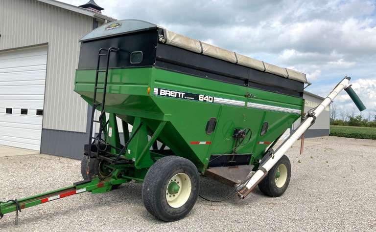 Brent 640 Gravity Wagon, 425/65-22.5 Tires, Lights, Brakes, Shur-Lok Tarp, 18' Hydraulic Poly Auger for Seed