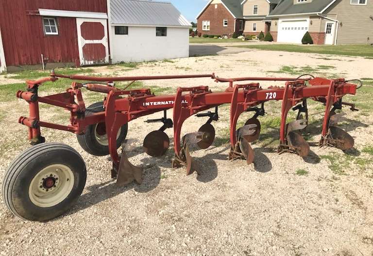 International Harvester 720 5-Bottom Plow, 16" Bottoms, Toggle Reset, Very Good Condition