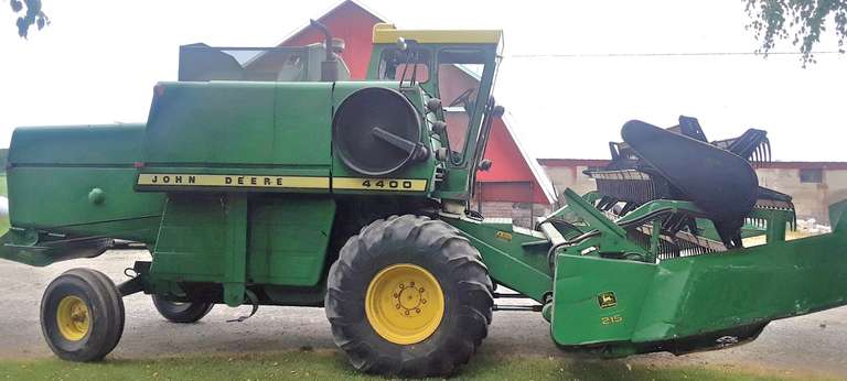 John Deere 4400 Combine, (2268 Hours), New Concave and New Rasp Bars Spring 2019, Good Air, and Good Heat, Field Ready; and John Deere 215 Grain Head Included