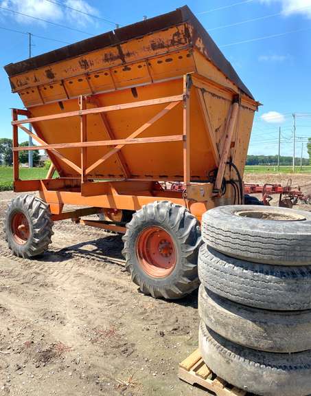 Richardton Model 1400 Multi-Purpose Dump Wagon, Two-Sets of Tires, Recently Installed New Floor