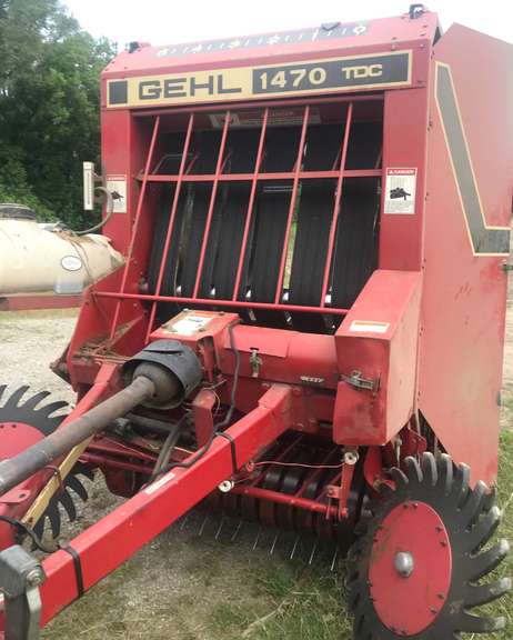 Gehl 1470 Round Baler, Twine Wrap, Housed, Nice Condition