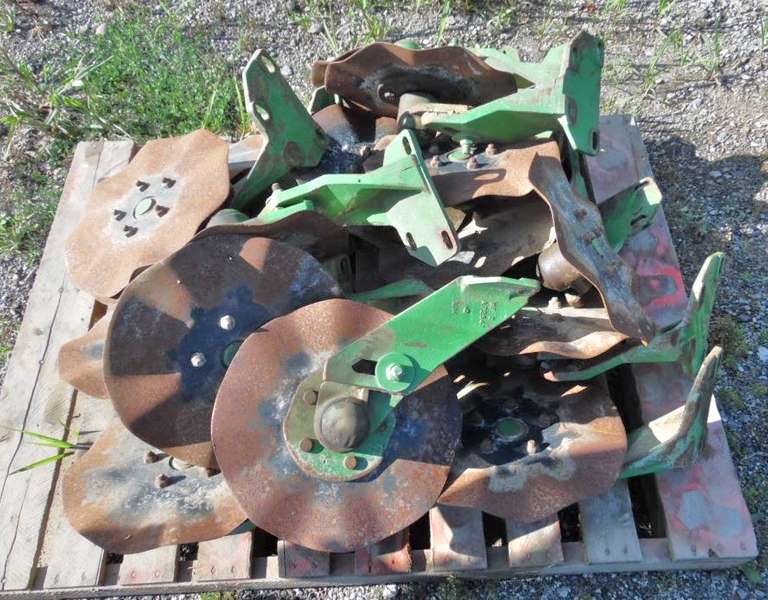 (16)-John Deere Unit Mounted Wavy Coulters