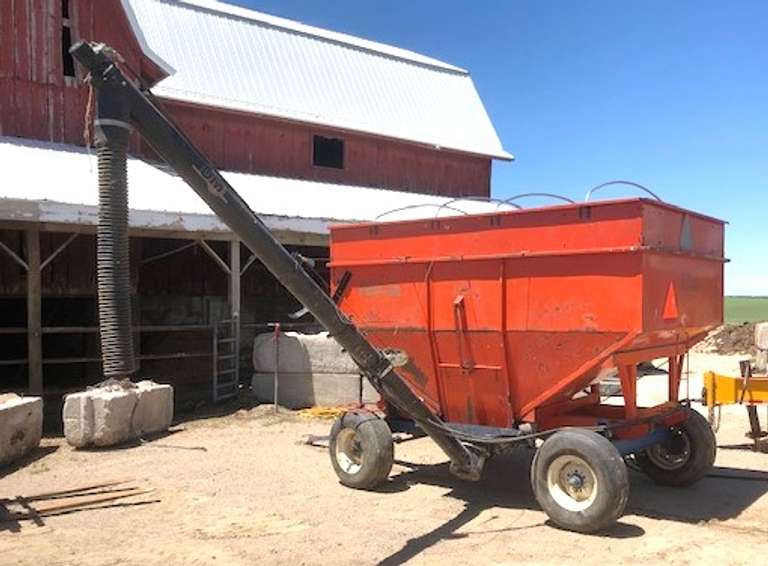 Killbros Gravity Wagon with Unverferth Brush Auger, Great Condition, Has Long Hydraulic Hoses to Hook to Back of Planter, Tarp for Wagon Included